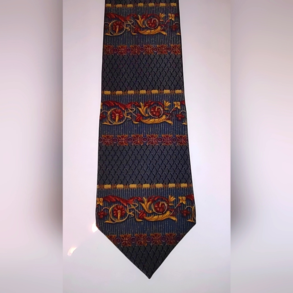 100% Silk Van Heusen Tie